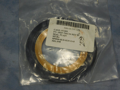 NEW OLD STOCK 2.5 TON OUTER HUB SEAL M35A2 - 7061238