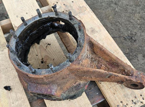 USED, TAKE OFF - RIGHT HAND (PASS. SIDE) KNUCKLE FOR 2.5 TON AXLE - 7521688