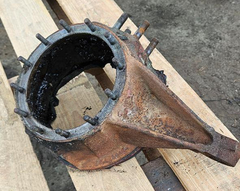 USED, TAKE OFF - LEFT HAND (DRIVER SIDE) KNUCKLE FOR 2.5 TON AXLE - 7521687